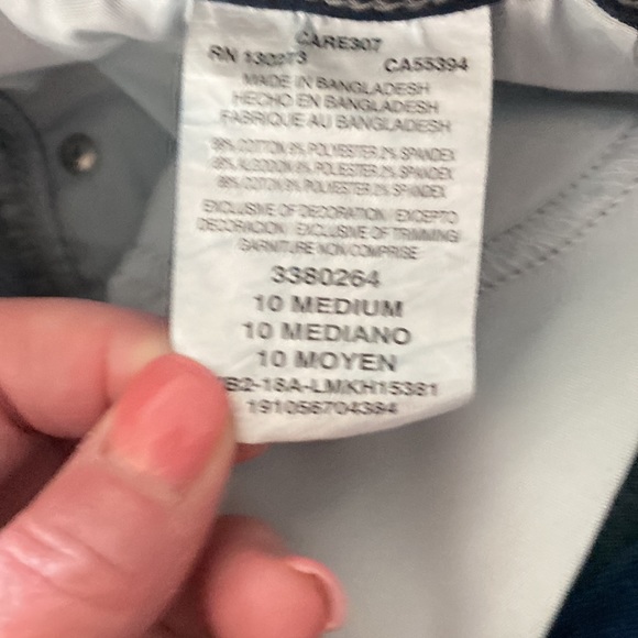 Lee capris size 10. Like new. - Picture 4 of 6